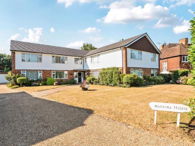 Flat for sale in Woking, Surrey