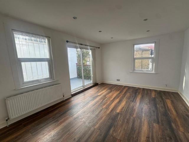 Flat for sale in London Borough of Croydon, Selhurst