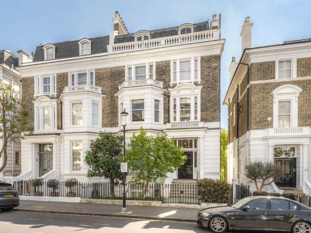 Flat for sale in Kensington, Greater London