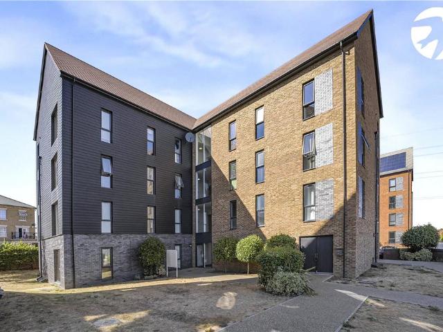 Flat for sale in Monks Orchard, Kent