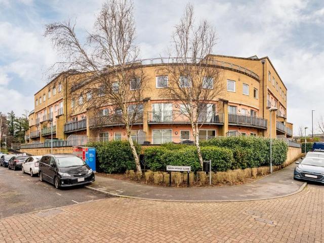 Flat for sale in London Borough of Hounslow, Greater London