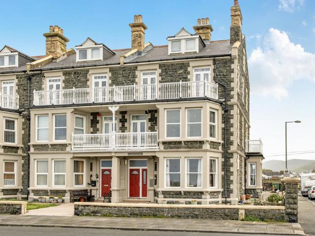 Flat for sale in Tywyn, Wales