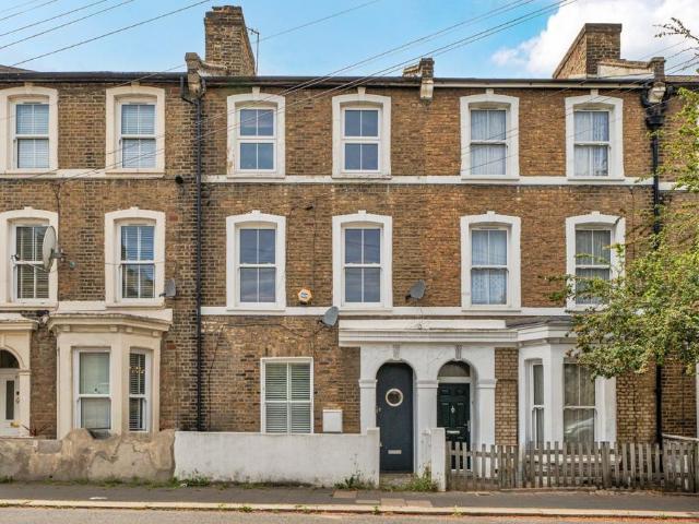 Flat for sale in Stockwell, Greater London