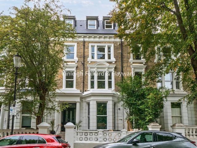 Flat for sale in Royal Borough of Kensington and Chelsea, Greater London
