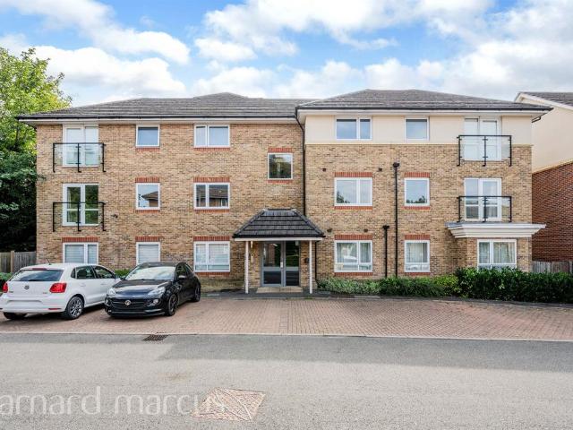 Flat for sale in Woodcote, Epsom