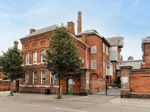 Flat for sale in Oad Street, Kent