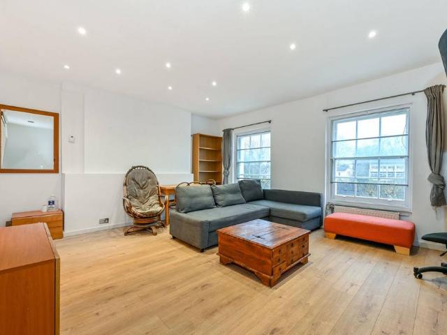 Flat for sale in Chalk Farm, Greater London