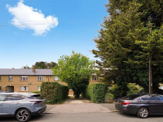 Flat for sale in London Borough of Merton, Collier's Wood