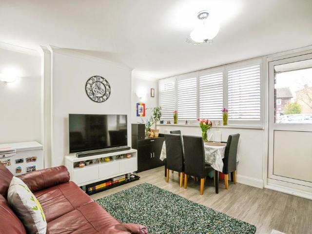 Flat for sale in London Borough of Croydon, Greater London