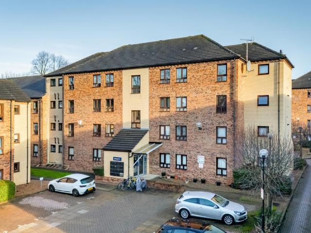Flat for sale in Belle Isle, West Yorkshire
