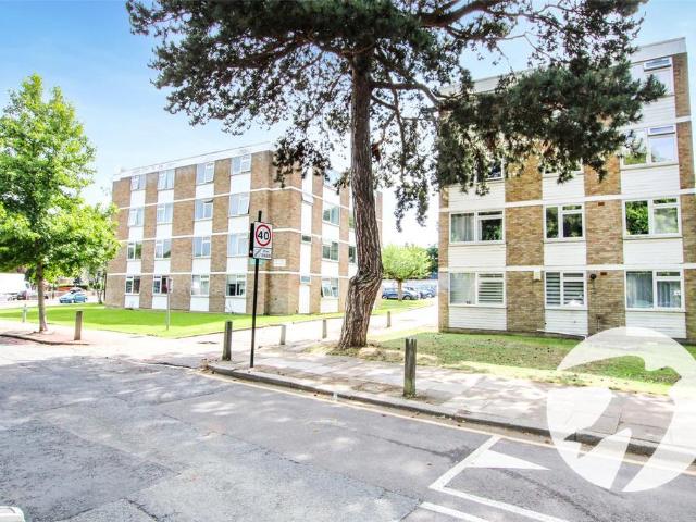 Flat for sale in Middle Park, Greater London