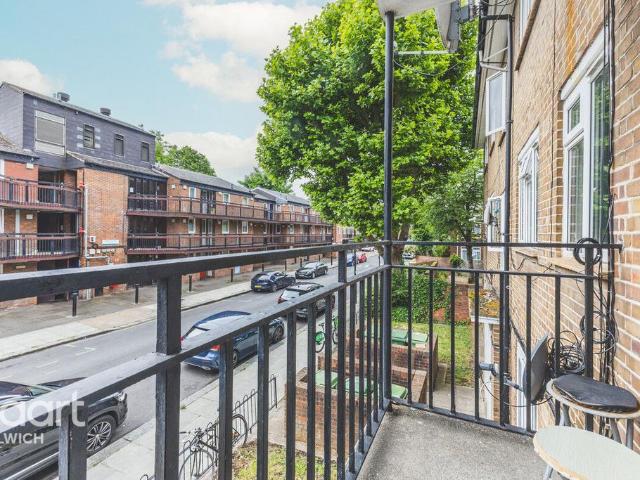 Flat for sale in Walworth, Greater London