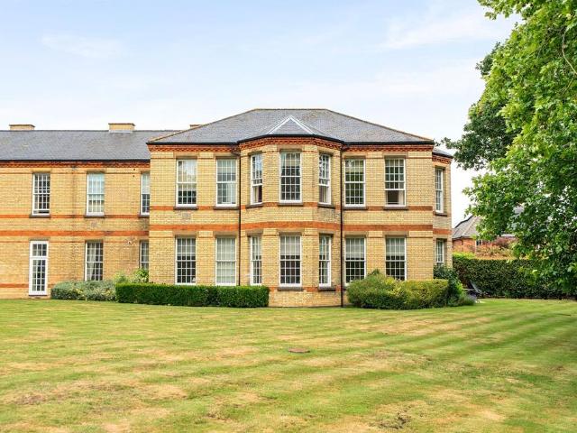 Flat for sale in Manor Park, Epsom