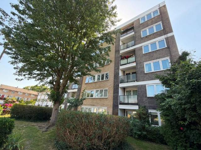 Flat for sale in London Borough of Hounslow, Greater London