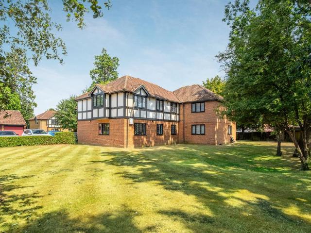 Flat for sale in Old Windsor