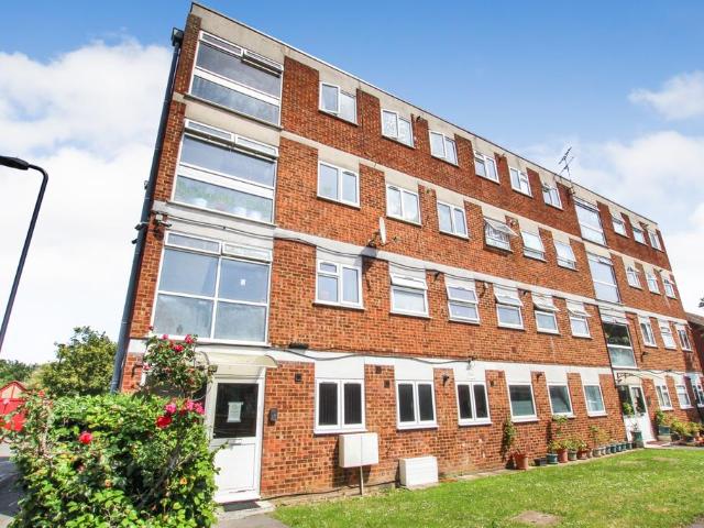Flat for sale in London Borough of Ealing, Greater London