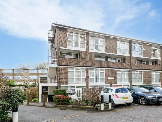 Flat for sale in Batchworth