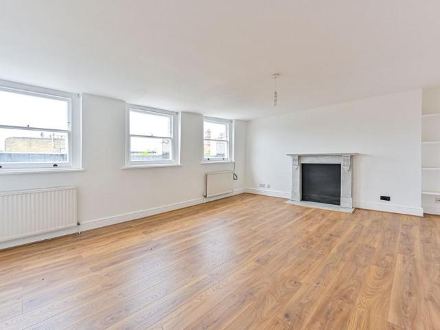Flat for sale in Earl's Court, Greater London
