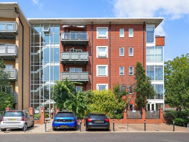 Flat for sale in Leytonstone, Greater London