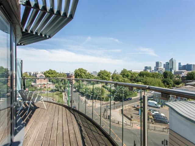 Flat for sale in Limehouse, Greater London