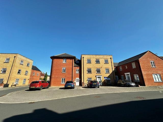 Flat for sale in Buckingham, Buckinghamshire