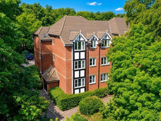Flat for sale in Pouchen End, Hertfordshire