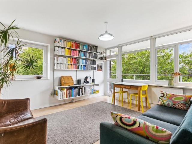 Flat for sale in Clapham Junction, Greater London