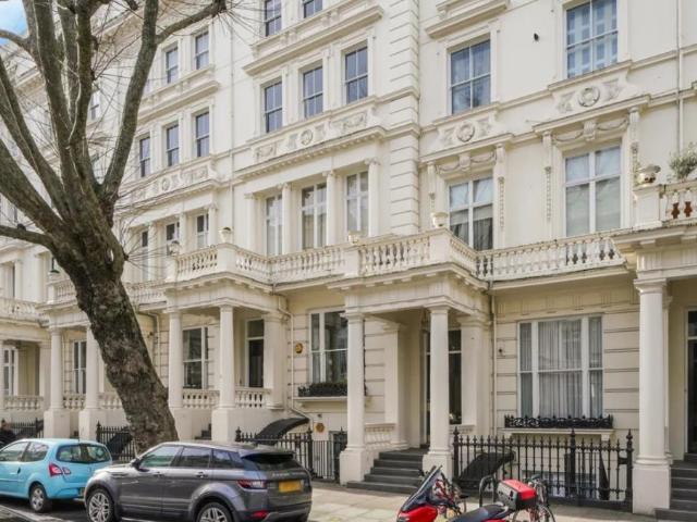 Flat for sale in Bayswater, Greater London