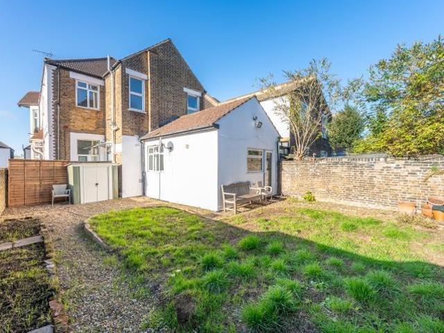 Flat for sale in Harlesden, Greater London