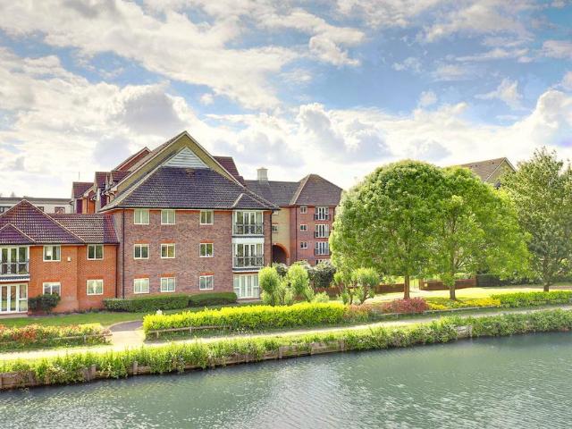 Flat for sale in Kings Hill, Colliers End