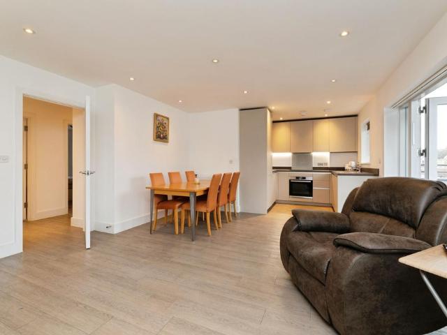 Flat for sale in Barkingside, Greater London