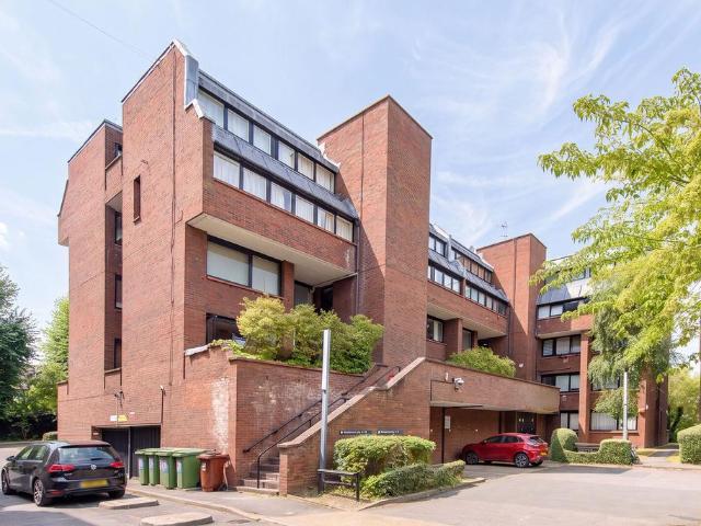 Flat for sale in Golders Green, Greater London