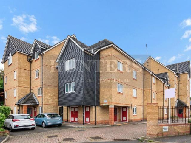 Flat for sale in London Borough of Hounslow, Greater London