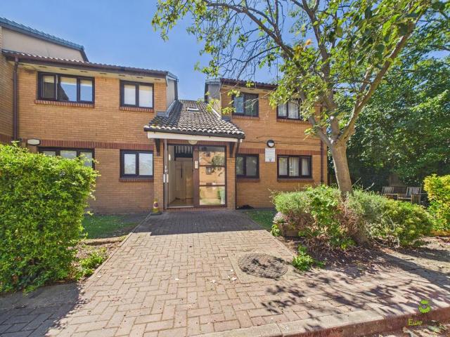 Flat for sale in Belvedere, Greater London