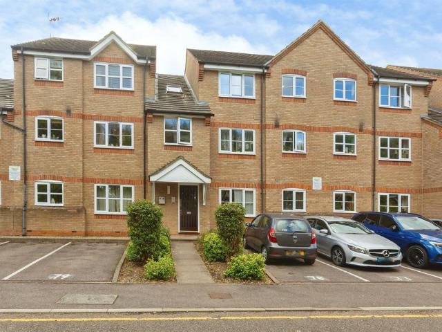 Flat for sale in Walton, Aylesbury