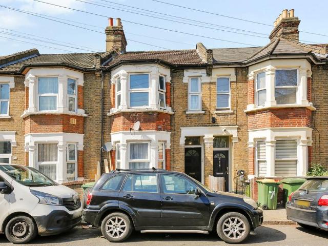 Flat for sale in Upton Park, Greater London