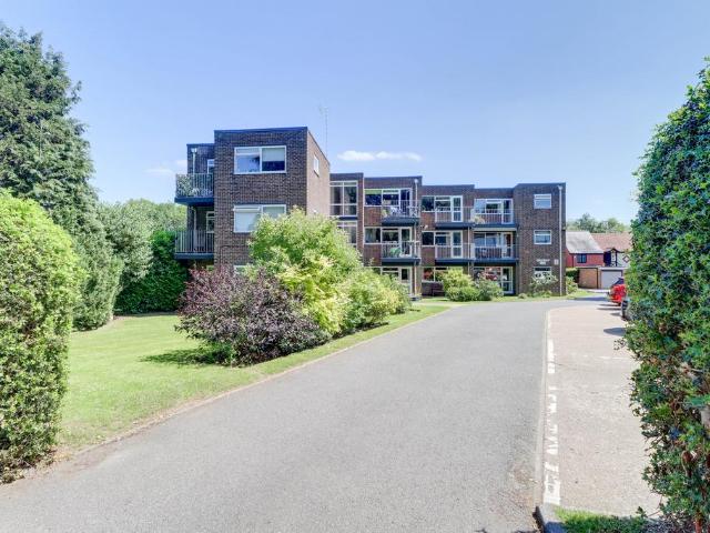 Flat for sale in Hatching Green, Five Acres