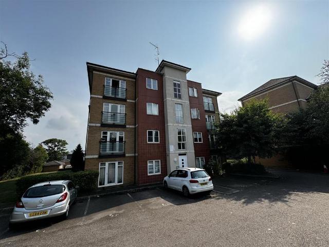 Flat for sale in Dunstable, Bedfordshire