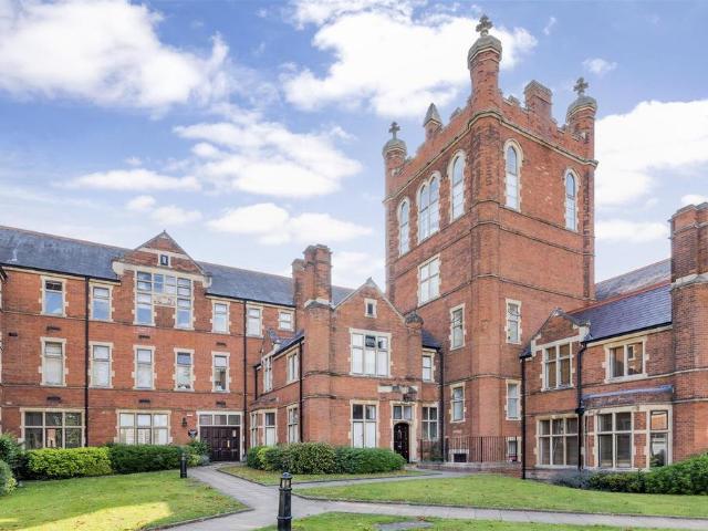 Flat for sale in Connaught Park, Bushey