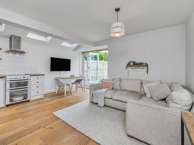 Flat for sale in Earlsfield, Greater London