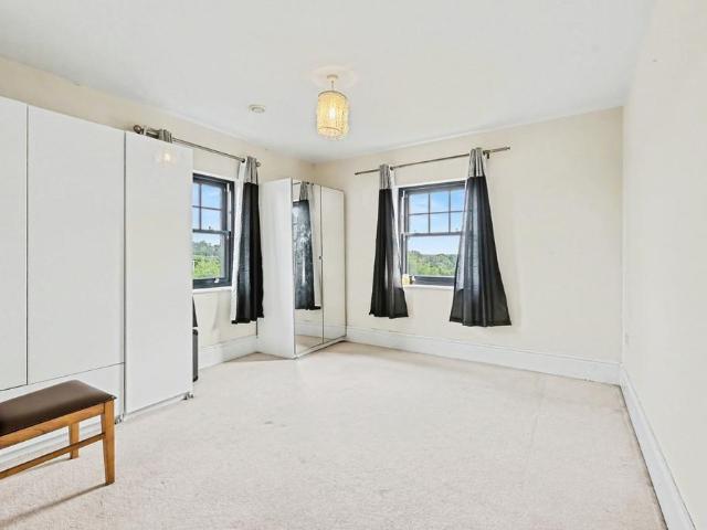 Flat for sale in Upton