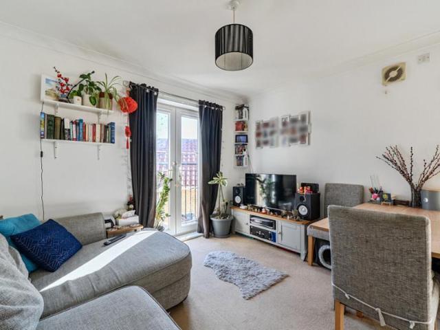 Flat for sale in Heigham Grove, East Bank