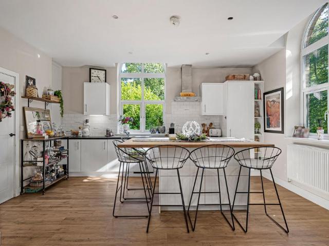 Flat for sale in Fole, Surrey