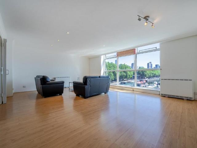 Flat for sale in Rotherhithe, Greater London
