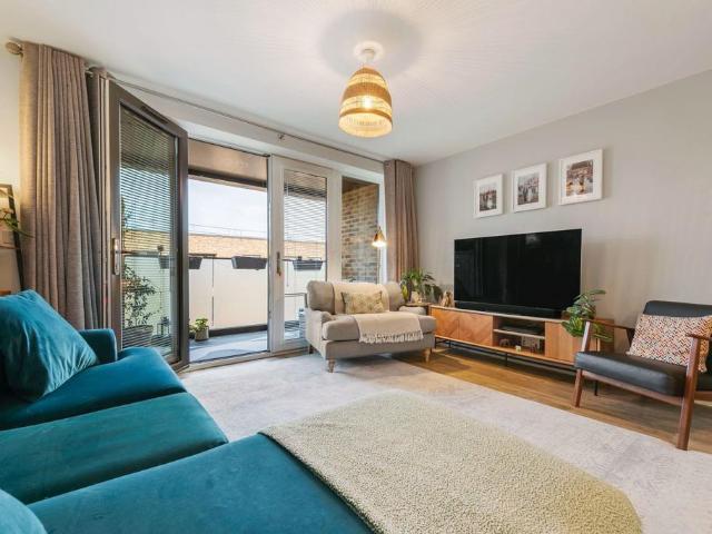 Flat for sale in Ashley Park, Surrey