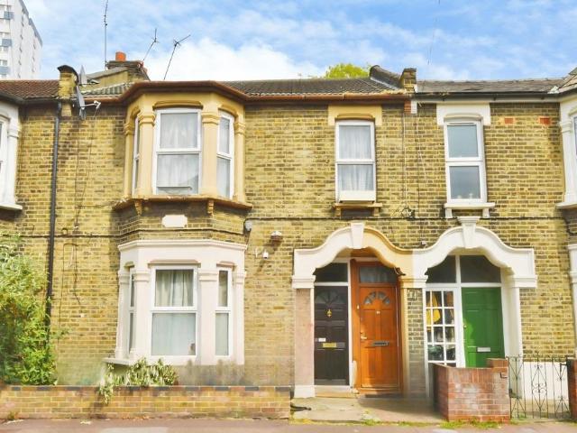 Flat for sale in Canning Town, Greater London