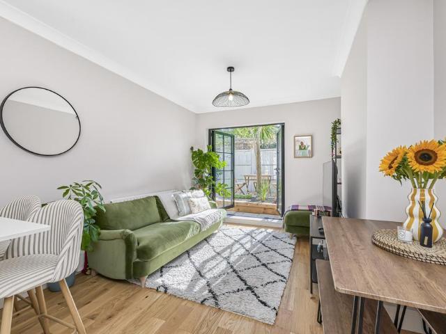 Flat for sale in London Borough of Wandsworth, Greater London