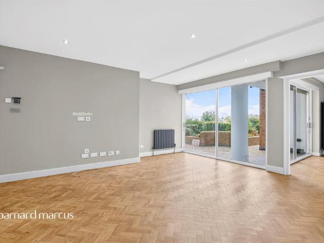 Flat for sale in St. George in the East, Greater London