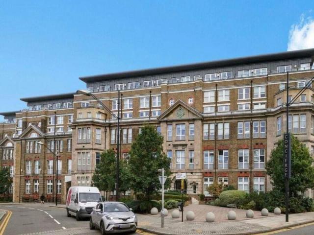 Flat for sale in Plumstead, Greater London
