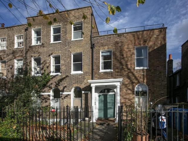 Flat for sale in Camberwell, Greater London